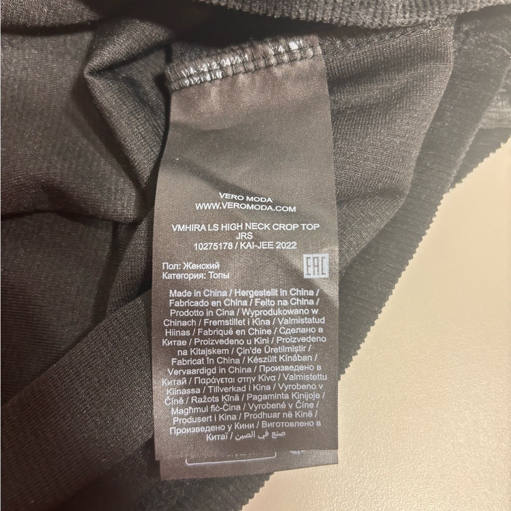NET Vero Moda Velvet Missis Medium Shorter Torso Long Sleeve Top - Picture 4 of 5